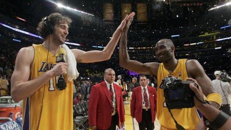 Pau Gasol y Kobe Bryant, tras ganar su primer anillo con los Lakers, en el 2009