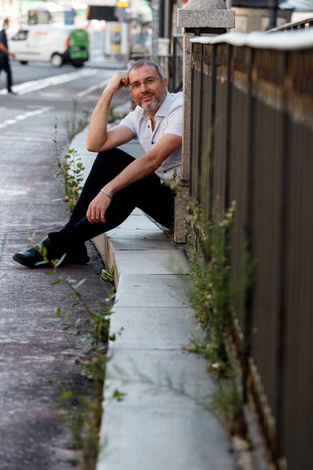 Eduardo Barba, en la calle de Alcalá, en Madrid, acompañado de hierbas colonizadoras, resistentes al estrés urbano