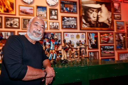 Padura, en el interior de La Negra Tomasa, taberna salsera de Madrid