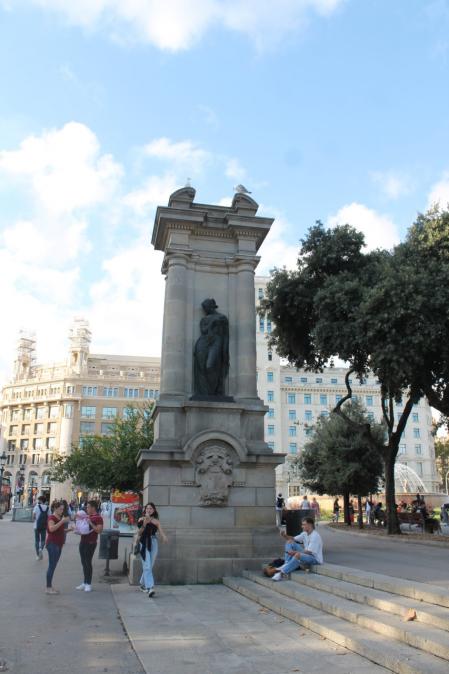 La escultura Mujer, de Joan Borrell, en la plaza de Catalunya.