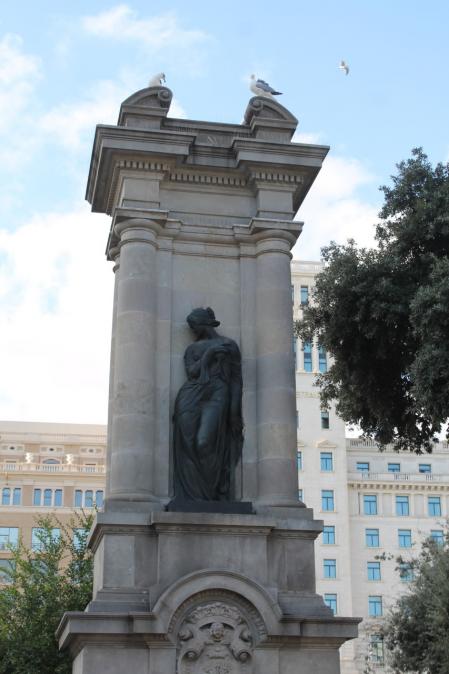 La escultura Mujer, de Joan Borrell, en la plaza de Catalunya.