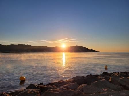 Agua humeante al amanecer en Roses.