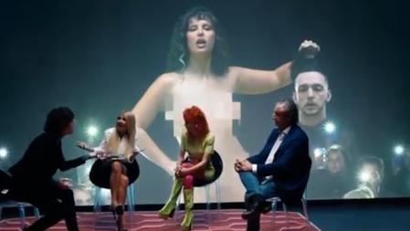 Nathy Peluso alza la cabeza decapitada de C. Tangana en su nueva colaboración 'Ateo'