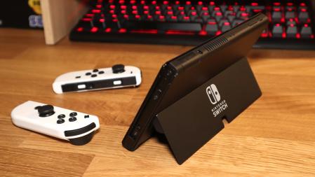 El nuevo soporte atraviesa todo el ancho de la consola y permite ajustar la inclinación de la pantalla