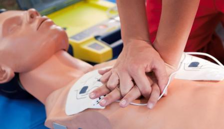 Maniobras de reanimación (RCP) realizadas con un dummy 