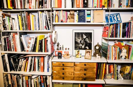 Un detalle del estudio del fotógrafo donde guarda miles de negativos