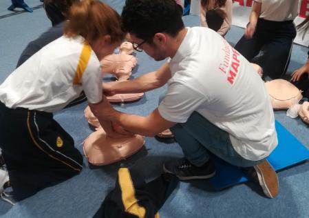 Se han diseñado clases prácticas para aprender con un maniquí las técnicas de RCP (Reanimación Cardiopulmonar) al ritmo de una lista de canciones de Spotify