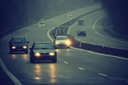 La DGT recomienda encender las luces de cruce en días con poca luz solar