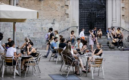 foto XAVIER CERVERA 13/08/2021 (plaça virreina) plazas del barrio de Gracia durante tardes de verano dias laborables con ciudadanos, grupos de gente, tomando cervezas, refrescos en las terrazas