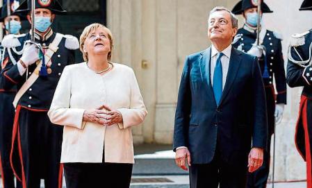Rome (Italy), 07/10/2021.- Italian Prime Minister Mario Draghi meets German Chancellor Angela Merkel at Chigi Palace in Rome, Italy, 07 October 2021. (Alemania, Italia, Roma) EFE/EPA/ROBERTO MONALDO / LAPRESSE / POOL