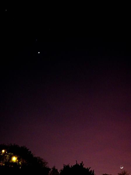 Antares, Dschubba, Venus y la Luna (de arriba a abajo).