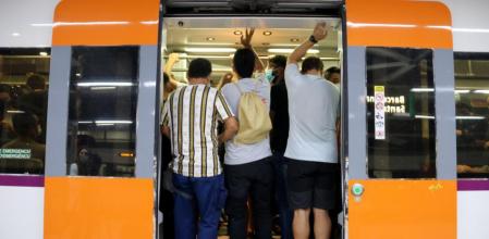 Un tren de Rodalies en la estación de Sants en Barcelona&nbsp;