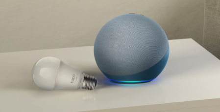 Altavoz inteligente Amazon Echo (4.ª generación) + bombilla inteligente
