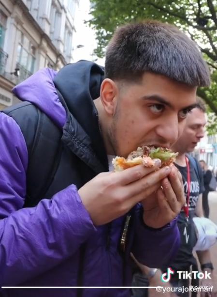 El 'tiktoker' aceptó el 'reto' de comerse una hamburguesa de ternera frente a un grupo de veganos.