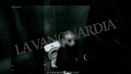 Imagen de la víctima en el baño donde habían colocado una cámara