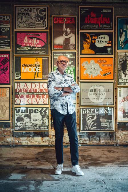 Lorenzo Rodríguez, fundador de la sala Rock-ola de Madrid, posa frente a los carteles de la exposición dedicada a su 40 aniversario, en Úbeda, organizada por el colectivo Peor para el Sol y la Fundación Huerta de San Antonio