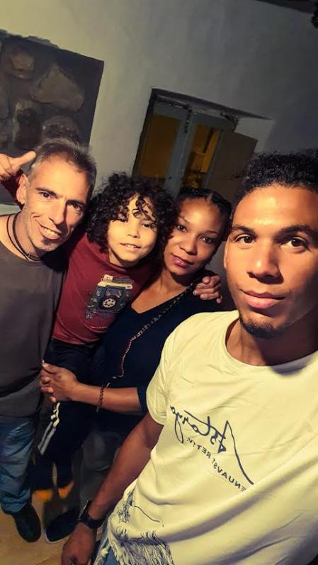 Ricardo Moreno con su familia en Torrebesses.