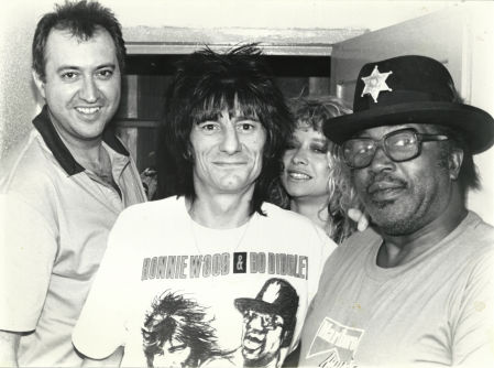 Lorenzo Rodríguez, director de Rock-Ola, posa con Ron Wood y Bo Diddley