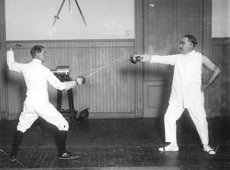 Leopoldo Lugones, el poeta suicida (a la derecha), practicando esgrima