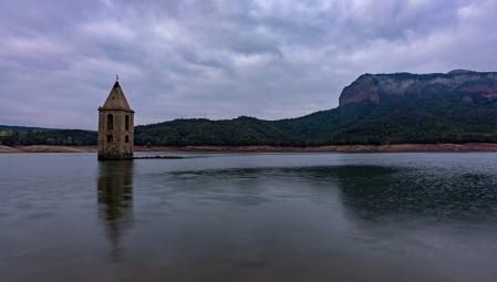 Nivel bajo de agua en el pantano de Sau este otoño.