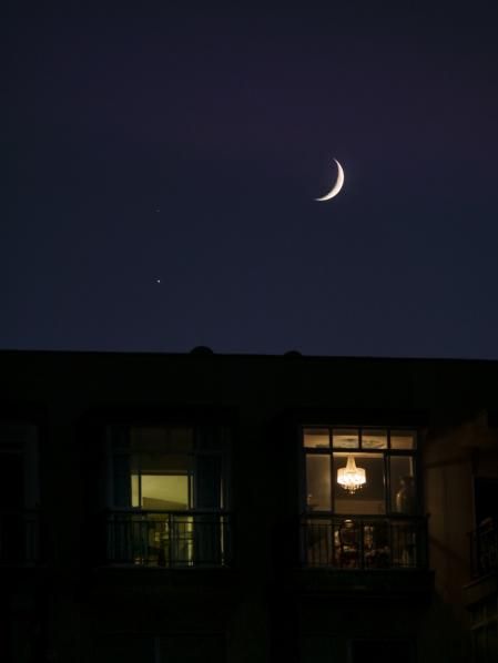 Luna, Venus y Antares.