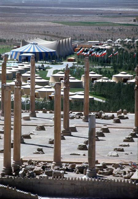 Ruinas de Persépolis y, a su lado, la Ciudad de las Tiendas, en las que se alojó a los invitados y se desarrollaron los festejos. Persépolis, 1971.