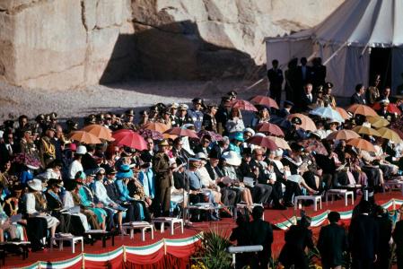 El sha Mohamed Reza Pahlevi se dirige a los asistentes en el 2.500 aniversario del Imperio persa en Persépolis, 1971
