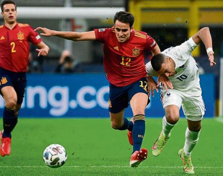 TOPSHOT - Spain's defender Eric Garcia (C) vies with France's forward Kylian Mbappe during the Nations League final football match between Spain and France at San Siro stadium in Milan, on October 10, 2021. (Photo by FRANCK FIFE / AFP)