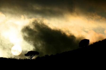 Sol blanco en la montaña de Sant Pere Màrtir visto desde Barcelona.