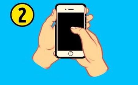 Sujetas con una mano y usas el pulgar de la otra para funcionar.