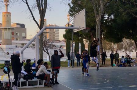 Baloncesto en una cancha habilitada en el Parque de la España Industrial.