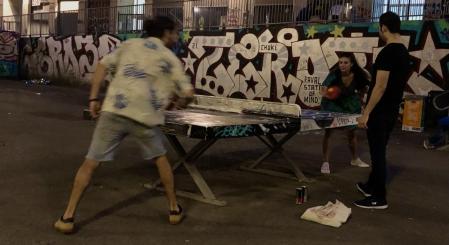 Tenis de mesa o ping pong en la Plaça Joan Coromines, en el Raval.