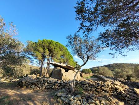 El dolmen de la Creu d'en Cobertella, en Roses.
