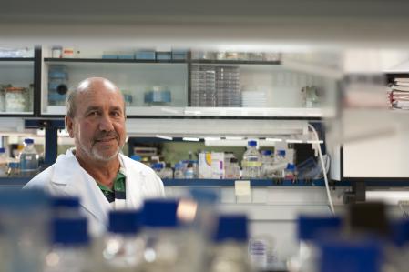 Mariano Esteban, del Centro Nacional de Biotecnología, es el investigador que más avanzada tiene una vauna hecha en España