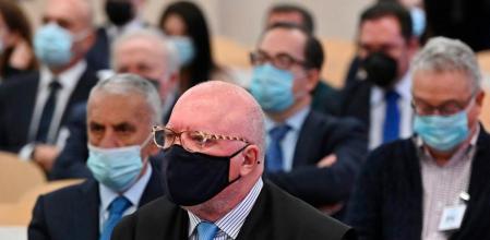 El excomisario de policía José Manuel Villarejo, sentado en el banquillo de los acusados en la Audiencia Nacional FERNANDO VILLAR / AFP