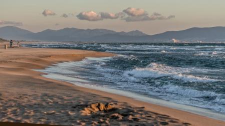 Tramontana en el amanecer en Sant Pere Pescador.