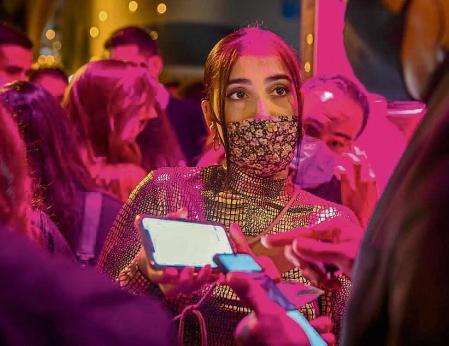 JOVENES HACEN COLAS PARA ACCEDER A LAS DISCOTECAS DE LA CALLE TUSSET Y ALREDEDORES LA PRIMERA NOCHE DE REAPERTURA DEL OCIO NOCTURNO TRAS LAS RESTRICCIONES DE LA COVID CON LA OBLIGACIÓN DE ENSEÑAR EN LA ENTRADA EL CERTIFICADO VACUNAL O UN TEST O PCR DE ANTIGENOS NEGATIVA