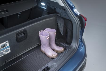 El maletero de la versión familiar ha mejorado con la incorporación de una zona de fácil limpieza para dejar objetos mojados; el piso puede hacer la función de divisor de carga