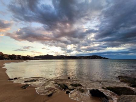 Amanecer otoñal en Roses.