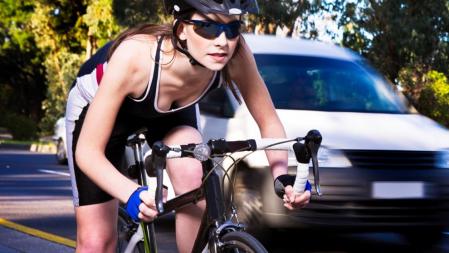 En las maniobras de adelantamiento a ciclistas hay que mantener una distancia lateral de 1,5 metros