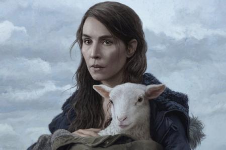 Noomi Rapace junto a su preciada criatura