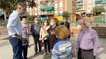 García Albiol departiendo con unos vecinos de Llefià