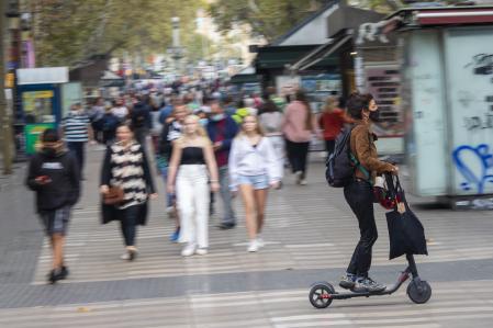 Un patinete sobre el mosaico de Joan Miró, en la Rambla (Mané Espinosa)