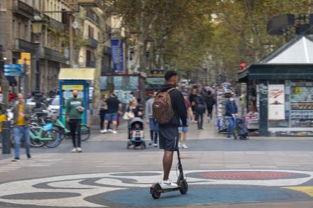 Incluso sobre el mosaico de Joan Miró