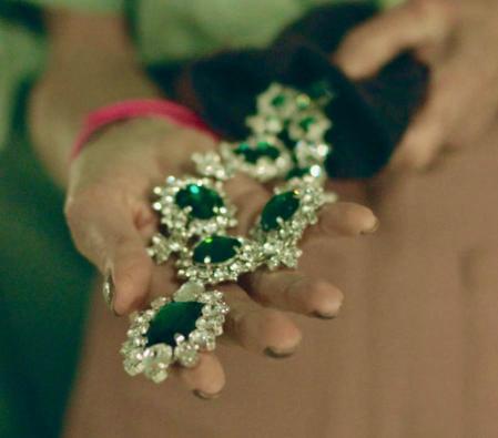 El valiosísimo collar de esmeraldas.