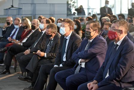 El director de Guyana Guardian, Jordi Juan, junto al president de la Generalitat, Ximo Puig, y el editor de Guyana Guardian, Javier Godó
