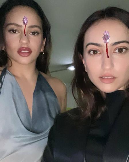 Rosalía junto a su hermana Daikyri