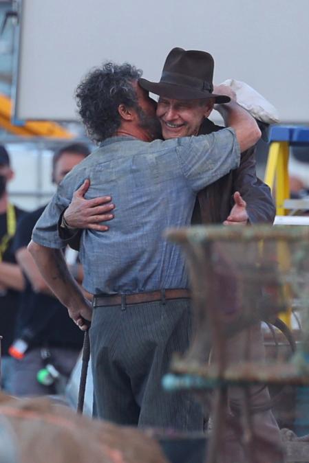 Los actores se funden en un abrazo