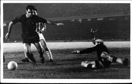 Evaristo en una de sus acciones clásicas, regateando al portero rival