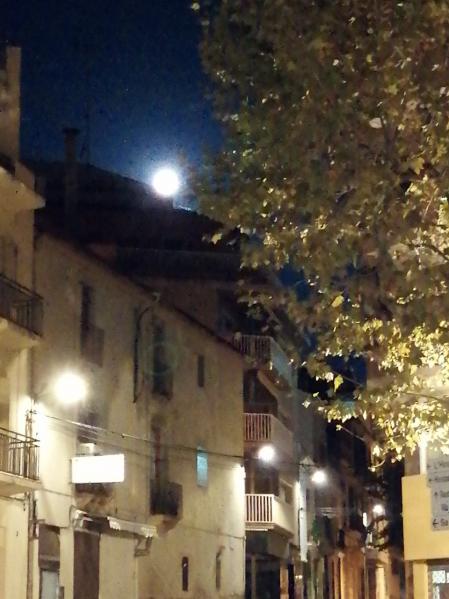 Luna llena del Cazador sobre las casas.